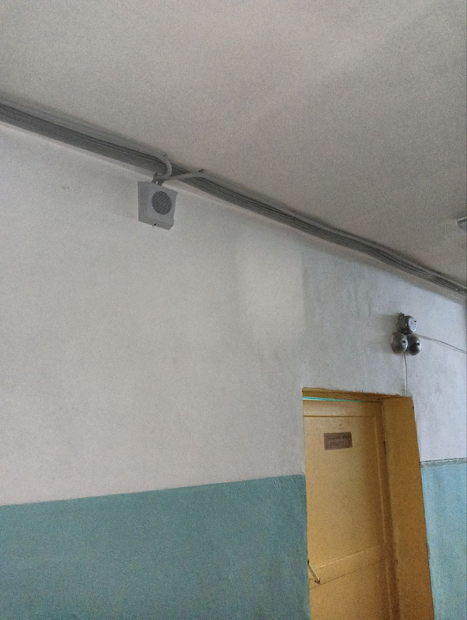 Монтаж оповещателя СОУЭ в коридоре школы Волгограда