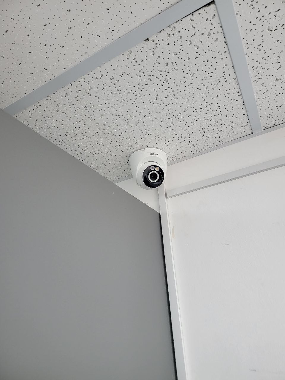 Wi-Fi камера Dahua IPC-T2AP в торговом зале — монтаж без кабеля
