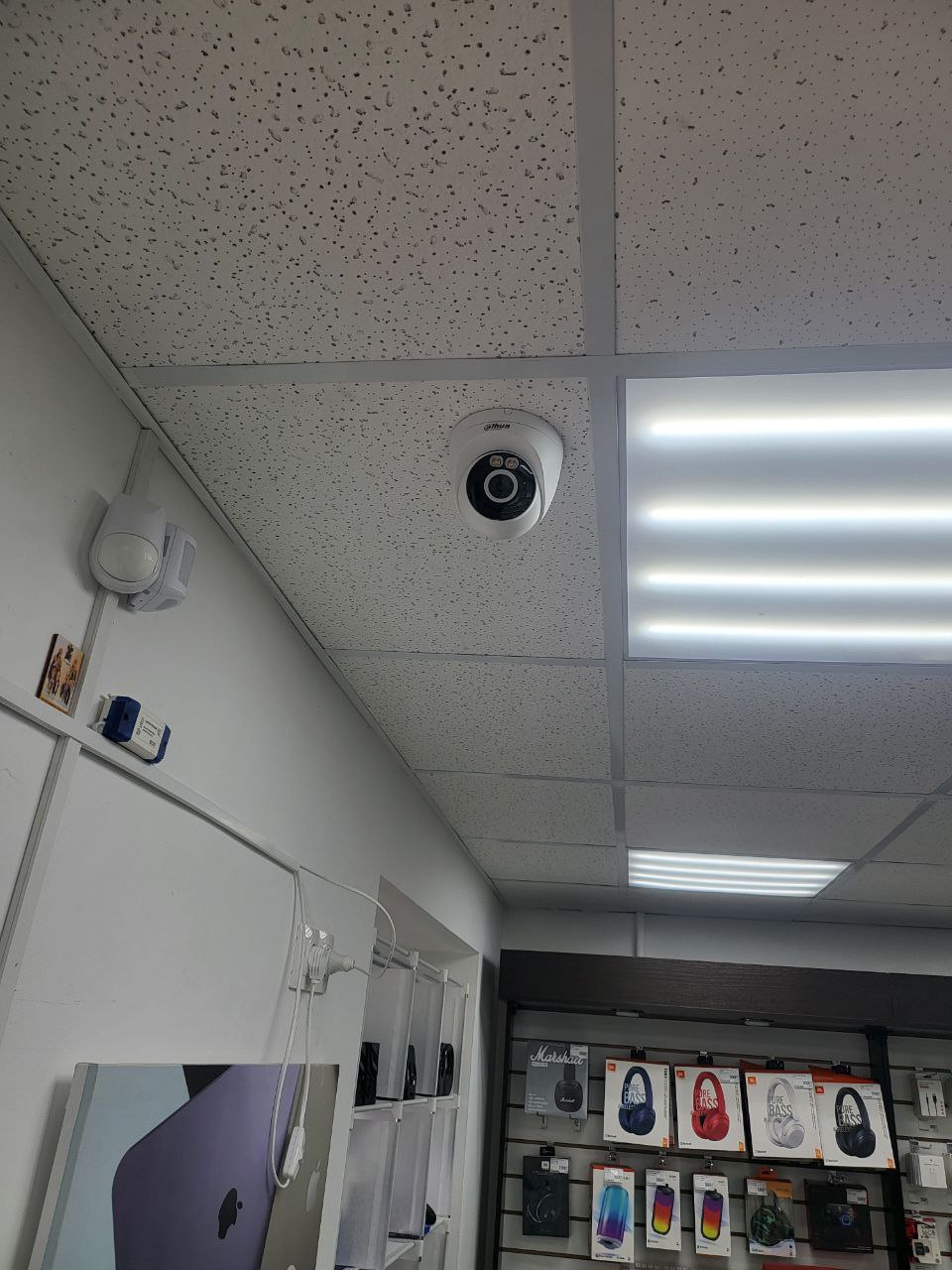 Камера Dahua IPC-T2AP-LED над входом в магазин на ул. Ополченской